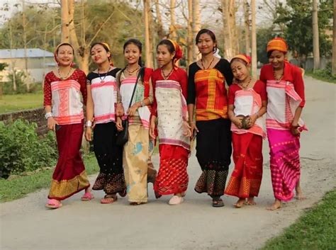 Traditional Dresses Of Assam Traditional Dresses Traditional Indian