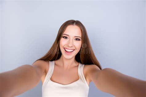 Manie De Selfie La Jeune Fille Mignonne Avec Un Sourire De Lancement Prend Un S Photo Stock