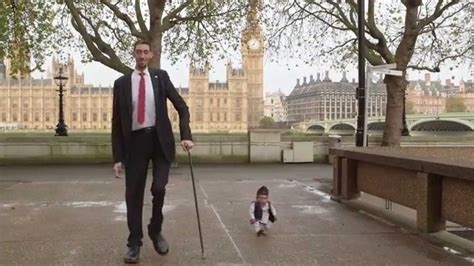 Worlds Tallest Man Meets Worlds Shortest In London Youtube
