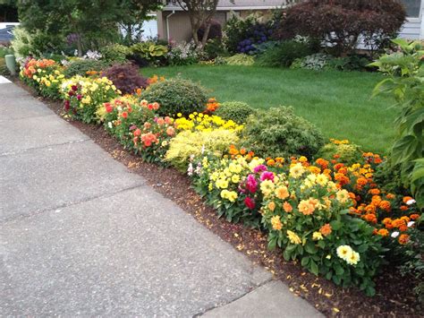 10 Front Walkway Flower Bed Ideas