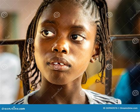 Cerrar De Ojos A La Atrevida Adolescente Africana Sentada Sola Mirando