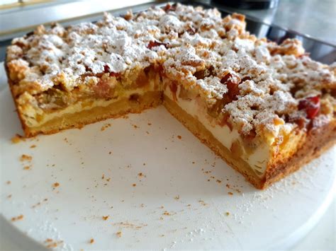 Den rhabarber waschen, die enden entfernen, rhabarber in etwa 2 cm große stücke schneiden. Rhabarber-Quarkkuchen mit Streusel - Rezept - kochbar.de