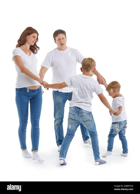 Madre Embarazada Y Padre Con Dos Hijos Sobre Fondo Blanco Los Padres