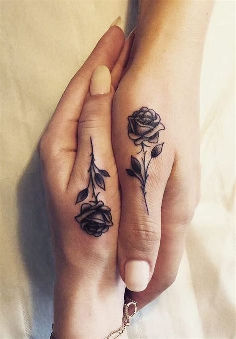Zwei Hände Mit Kleinen Schwarzen Rosen Tattpps Mit Kleinen Schwarzen Blättern Eine Hand Mit