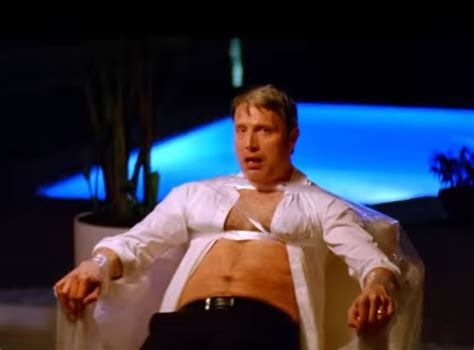 Mads Mikkelsen Est Un Riche Homme Daffaires Dans Le Clip Bitch