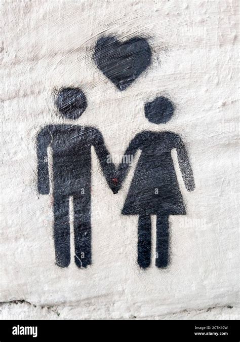 Graffiti Simple Que Representa El Corazón Por Encima De La Pareja Heterosexual Sosteniendo Las
