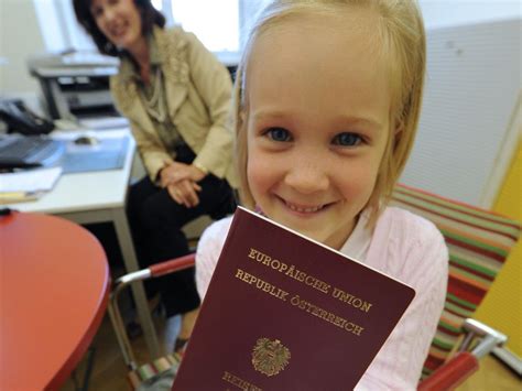 Der kinderreisepass ist sechs jahre gültig oder bis das kind 12 jahre alt wird und kann sofort ausgestellt werden. Ab Freitag braucht jedes Kind einen eigenen Reisepass ...