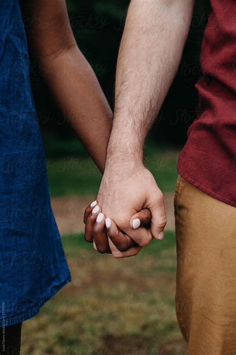interracial couple holding hands del colaborador de stocksy leah flores stocksy