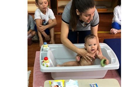 Infantile Banho Do Bebê Escola Montessori