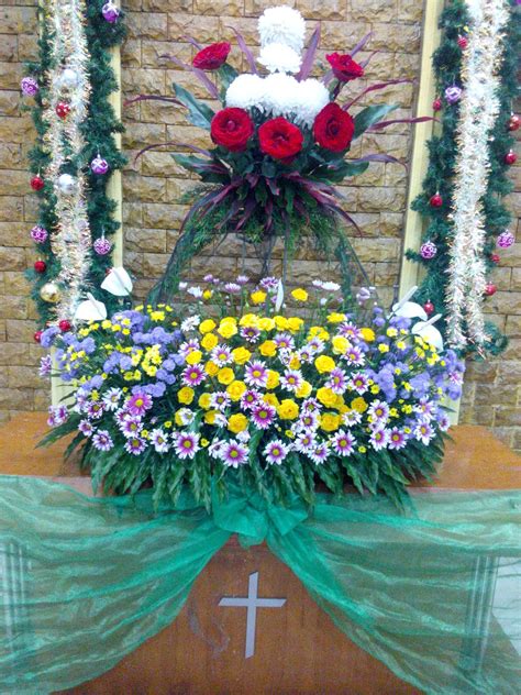 Dekorasi bunga dengan bunga anggrek bulan pot, aster kuning pot, dan tanaman hias berupa lokasi: Rangkaian Bunga Altar Gereja Katolik - 34 Ide Rangkaian ...