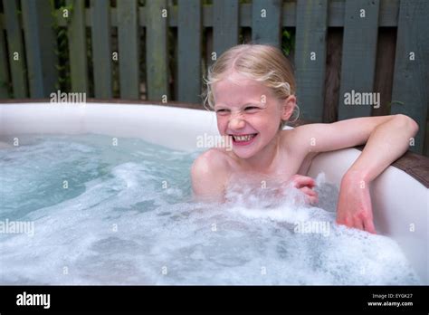 Junge Blonde Mädchen In Einem Whirlpool Jacuzzi Stockfotografie Alamy