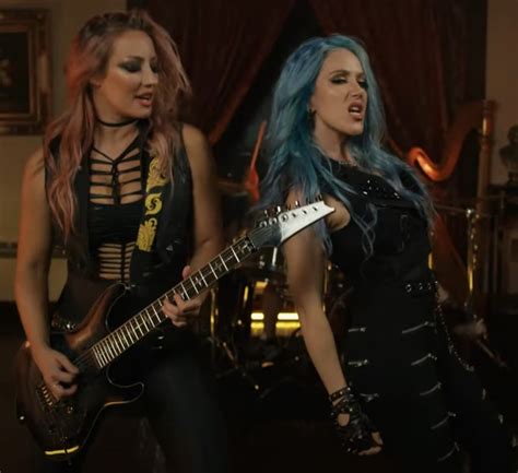 Nita Strauss Ft Alissa White Gluz `the Wolf You Feed´ Single Und