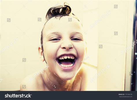 6 Years Old Girl Takes Shower Foto Stock 175196135 Shutterstock