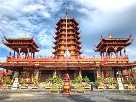 Kapitan chua was responsible for rebuilding the temple in 1801 while the kapitans and teng choos after him contributed towards the aesthetic and structural additions of the building. Chùa Phật Ngọc Xá Lợi - Vĩnh Long - MIỀN TÂY TOUR