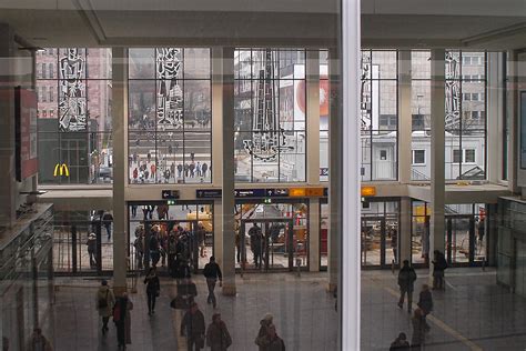 Dortmund hauptbahnhof ist der bedeutendste bahnhof der stadt dortmund und steht mit täglich rund 130.000 reisenden auf platz 14 der meistfrequentierten fernbahnhöfe der deutschen bahn. Dortmund Hbf im Feb. 2011: die Eingangshalle von innen ...