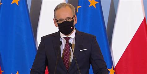 Nowe obostrzenia obowiązywać będą w wigilię, święta bożego narodzenia i sylwestra. Działalność basenów i siłowni zawieszona, restauracje ...