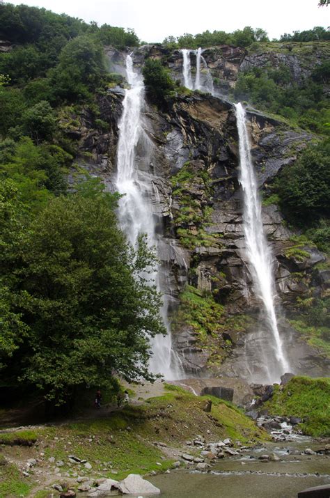 A picturesque waterfall with a height of 130 m located in lomabrdia, not far from the border with szajcaria. Cascata dell'Acquafraggia - European waterfalls