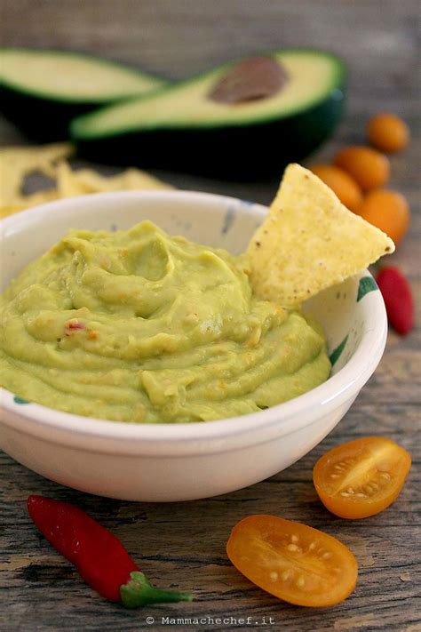 La ricetta della crema di pomodorini gialli, tris di colori e sapori, il giallo dei pomodorini si unisce l'energia del giallo, la luminosità del bianco, l'allegria del verde: Guacamole con pomodorini gialli -ricetta di Mammachechef