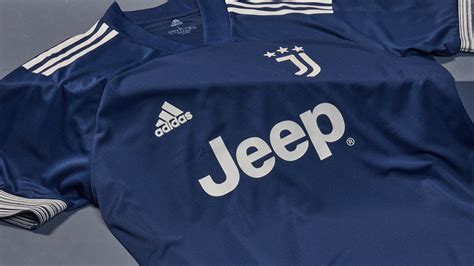 While it had been tweaked and modernized from time to time, it always remained more or less the same. Camiseta suplente Adidas de la Juventus 2020/2021