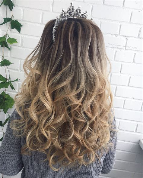 23 Perfectly Gorgeous Down Hairstyles For Prom