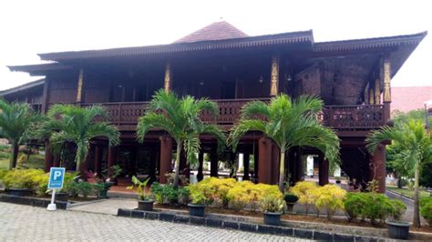 Lampung memiliki rumah adat yang dikenal masyarakat dengan sebutan nuwow sesat. 3+ Rumah Adat Lampung (NAMA, GAMBAR, PENJELASAN)