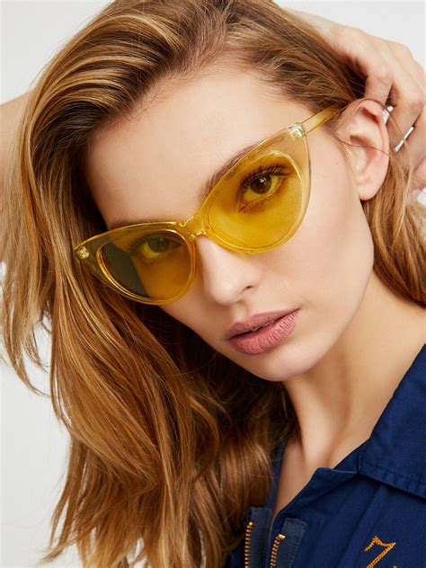 Whos That Girl Sunnies With Images Sunglasses Glasses Fashion Trending Sunglasses