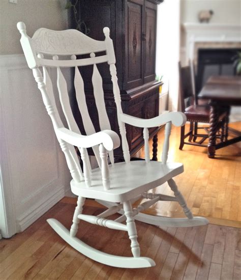 Elle est le fruit de la rencontre entre trois chaise s mythiques du design : Chaise berçante blanche à haut dossier bois