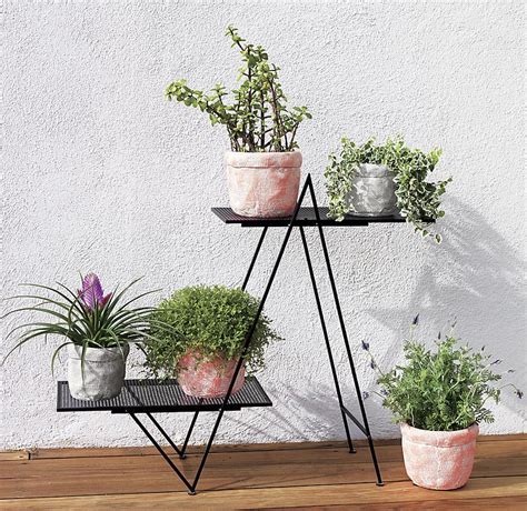 The planteko mid century metal plant stand is an improved model that has taken all the feedback well into consideration to provide an iconic piece that would look right at home in any modern home. Plant Stand Style with a Modern Twist
