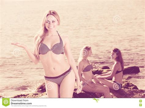 Junge Frau Im Bikini Der Auf Strand Steht Stockfoto Bild Von Meer
