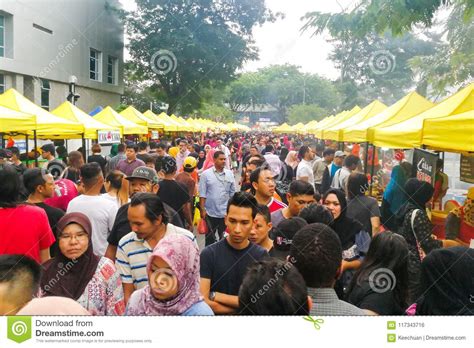 These population estimates and projections come from the latest revision of the un. KUALA LUMPUR, 23 MEI 2018: Verkopers Die Keuken Verkopen ...