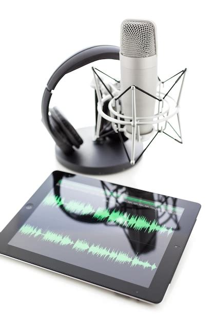 Micrófono De Estudio Para Grabar Podcasts Con Auriculares Sobre Un