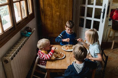 Four Kids Eating Together Del Colaborador De Stocksy Léa Jones