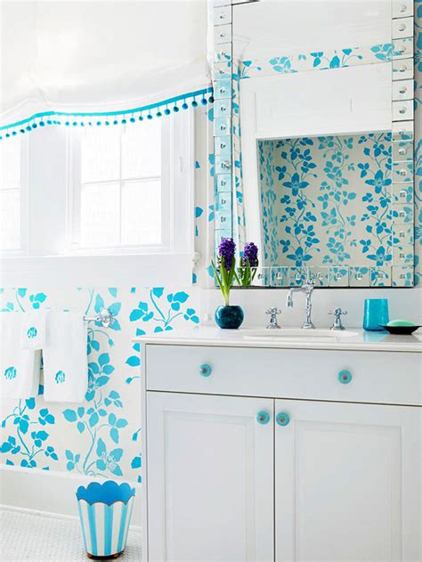 Take a cue from this bathroom: Color ideas for small bathrooms