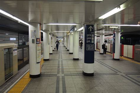 銀座線（日语：銀座線／ぎんざせん ginza sen */?）是一條連接日本東京都台東區淺草站和澀谷區澀谷站、由東京地下鐵營運的鐵路線。鐵道要覽內的名稱為「3號線銀座線」。 路線名稱的由來為繁華街的銀座。 鉄道（東京メトロ）: 列車とともに「こぼれ話」