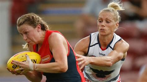 Aflw Premiership Hero Erin Phillips Re Signs With Adelaide Crows Stays