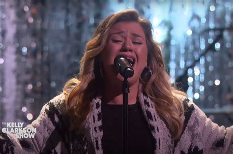 Kelly Clarkson Sings Underneath The Tree For Kellyoke Billboard