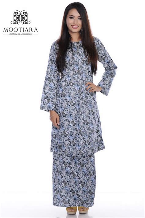 We've elevated the classic baju kurung pahang and glammed it up with our exclusive and romantic lace border and floral printed to create a look that is what a stunning piece for any occasion! Floral baju kurung pahang. | Clothes, Long sleeve dress ...