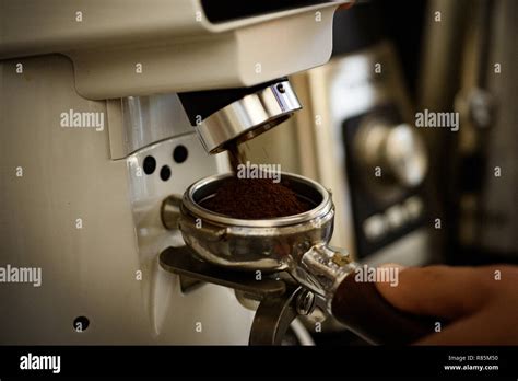 Professional Grinding Mechanism Barista Grind Coffee Beans Using