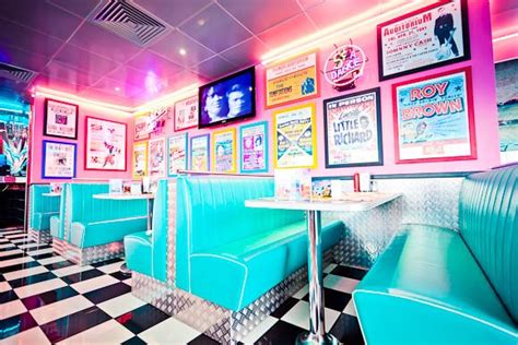 This type of restaurant was cemented into american culture with the rise of travel during this time period. Tommys Diner Cafe | Restaurant Diner Américain | Diner ...