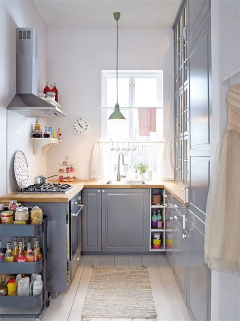 Si la cocina no es muy pequeña podemos meter una barra o isla para abrir la cocina al salón y comedor en la siguiente galería podréis ver más ejemplos de cocinas modernas pequeñas, con todas las ideas para que podáis decorar vuestra cocina. Ideas para cocinas mini | Modelo de cocinas pequeñas ...