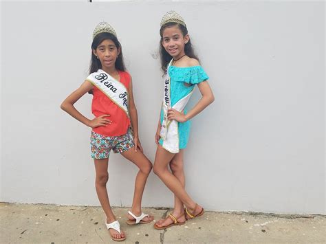 santiago twin girls
