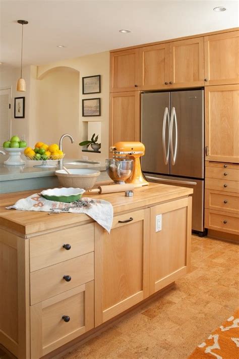 Maple cabinets – a good choice for elegant and modern kitchen cabinets