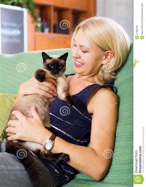 Wir haben eine kleine katze (wird auf ein jahr ungefähr geschätzt) und die pinkelt uns auch andauernd entweder auf eines der sofas oder aufs bett. Frau, Die Auf Sofa Mit Ihrer Katze Sitzt Stockfoto - Bild ...
