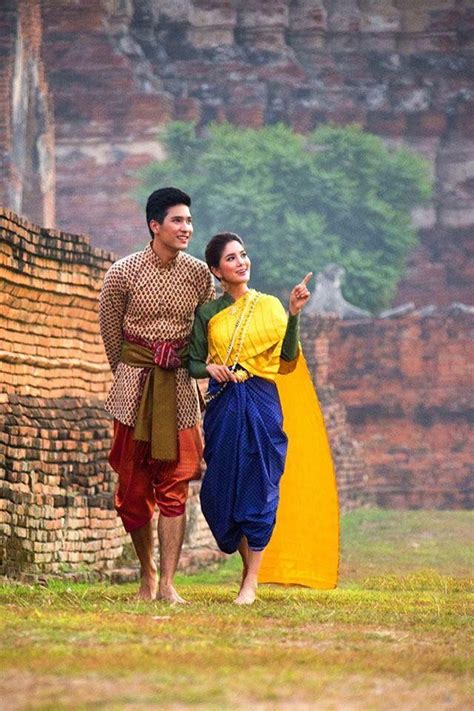 ส่วนก้อย รัชวิน นั้นอายุเยอะไมค์ ภัทรเดช มาก จึงไม่เหมาะเป็นแม่เพ็ง ไมค์ ภัทรเดช ถ่ายแบบชุดไทยโบราณ ยุครัตนโกสินทร์ นี่คือ พ่อ ...