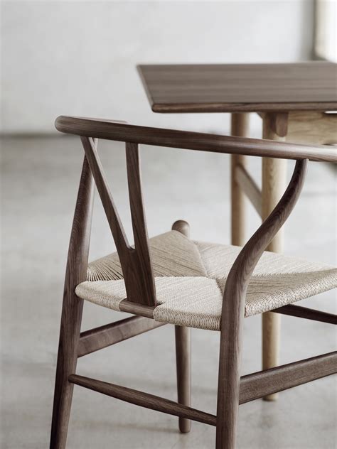 The seat is suspended from the front legs in a construction that is both beautiful and practical, allowing the paper cord weave to continue uninterrupted around the seat. Wegner - Stuhl WISHBONE CHAIR CH 24 von Carl Hansen & Son ...