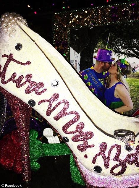 mardi gras reveler gets a marriage proposal in new orleans daily mail online
