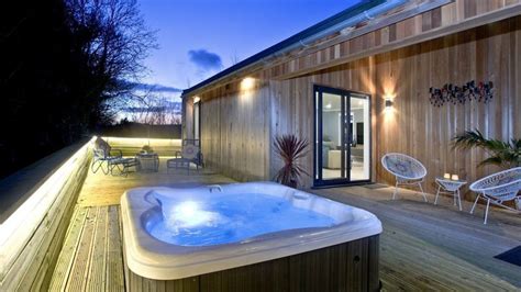 50 Romantic Airbnb Rentals With Hot Tubs