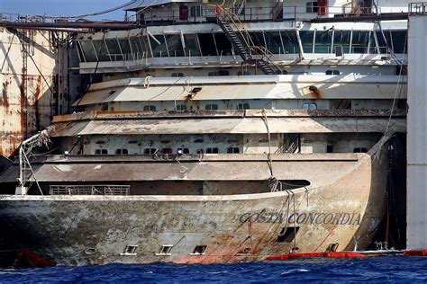 Pin By Alluned On Naufragio Della Costa Concordia Abandoned Ships
