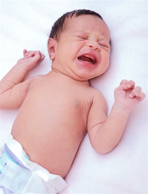 Adorable Bebé Recién Nacido Llorando Y Gritando Foto Premium
