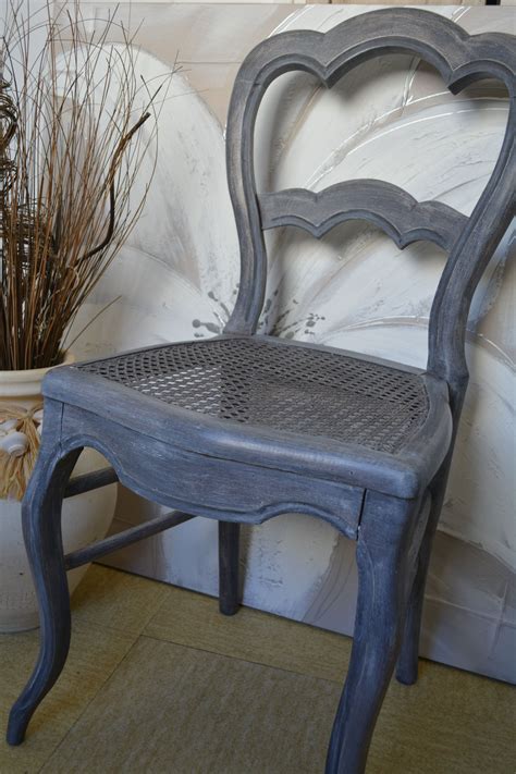Les fourneaux professionnels, trouvés dans un ancien couvent, . Cette chaise ancienne cannée en chêne en très bon état ...